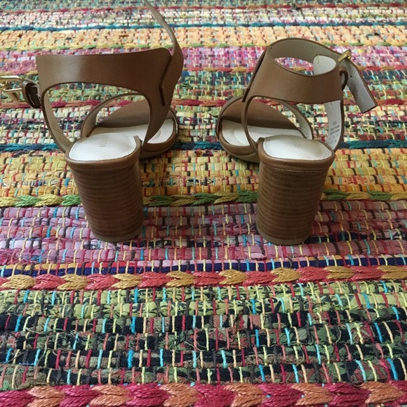 NEW Tan leather block sandal heels - Picture 4 of 5